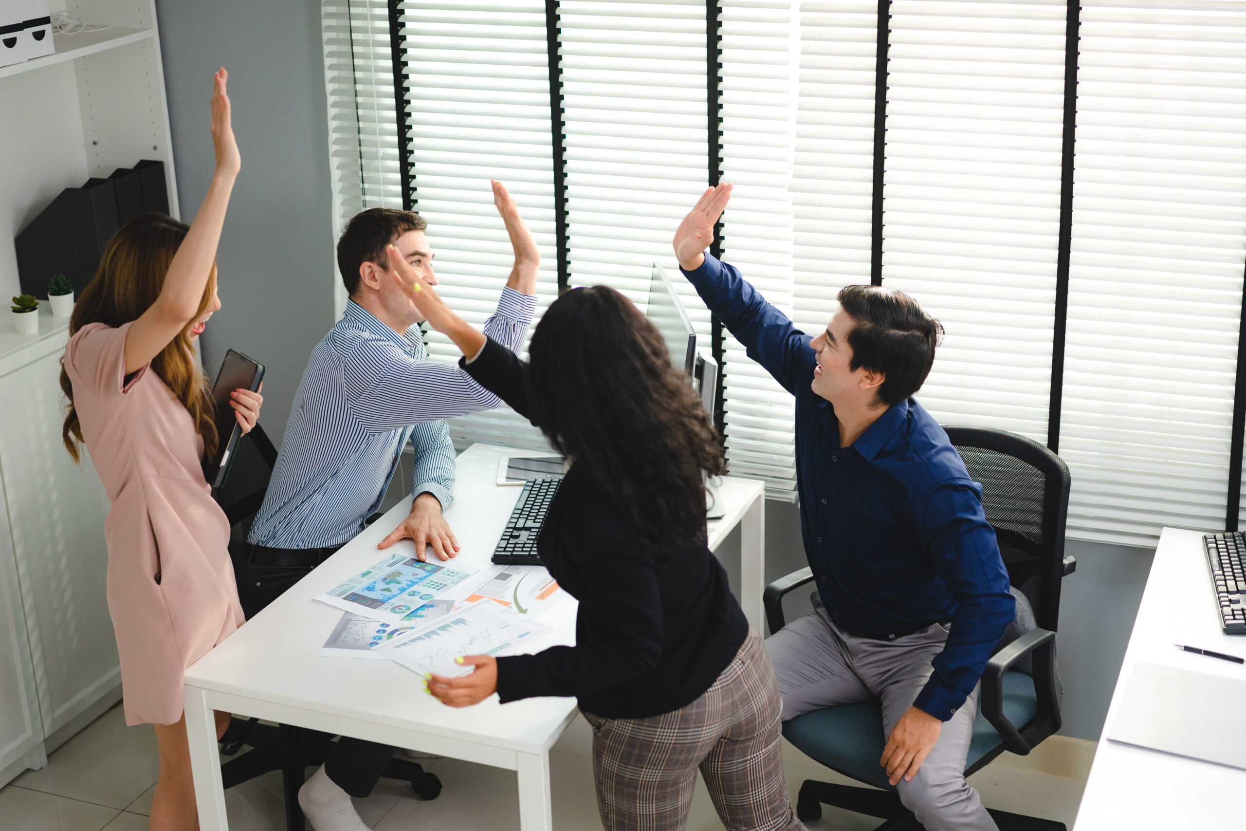 Grupo de empresarios y personas de negocios exitosos chocando las manos
