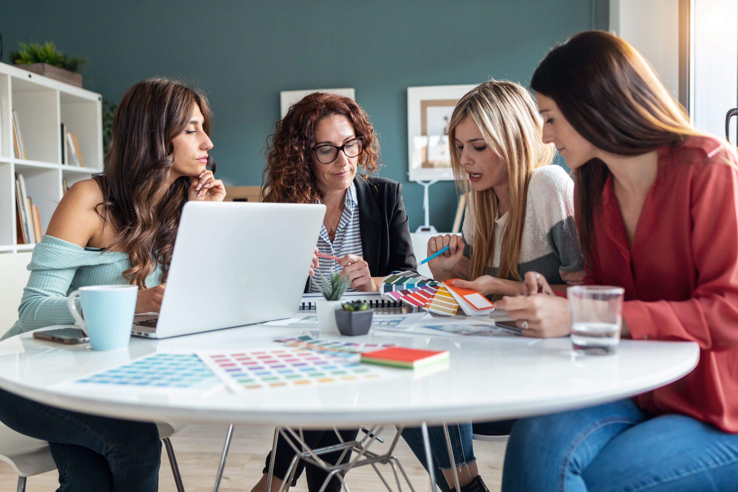 Grupo de mujeres evaluando un proyecto en la oficina
